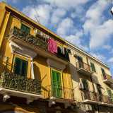 Ai quali per� fanno da contrasto colorati palazzotti di inizio secolo...